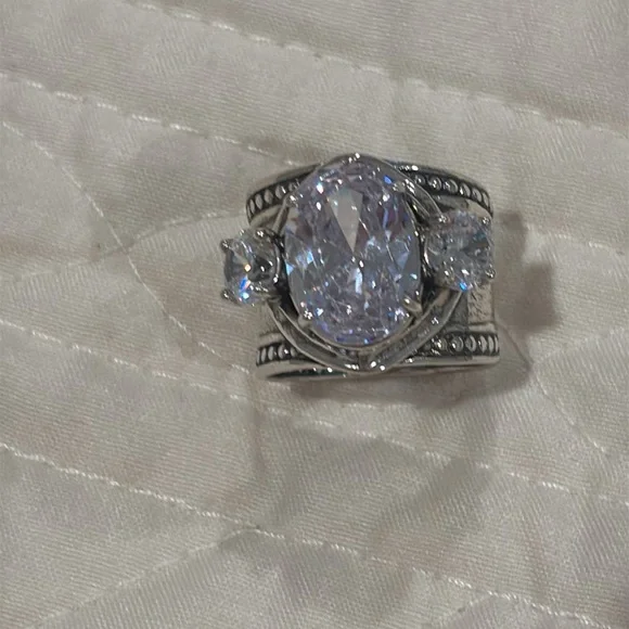 Elegant Sterling Silver Crystal Ring - Picture 3 of 6